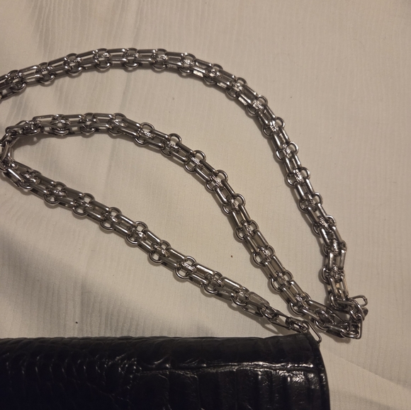 Brigbton/VT/Elegant Black Crocodile-Embossed Chain Bag. - Picture 9 of 10